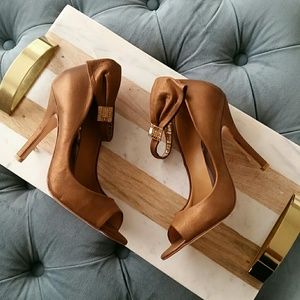 NWOT Badgley Mischka Bronze Peep Toe Jewl  Pump