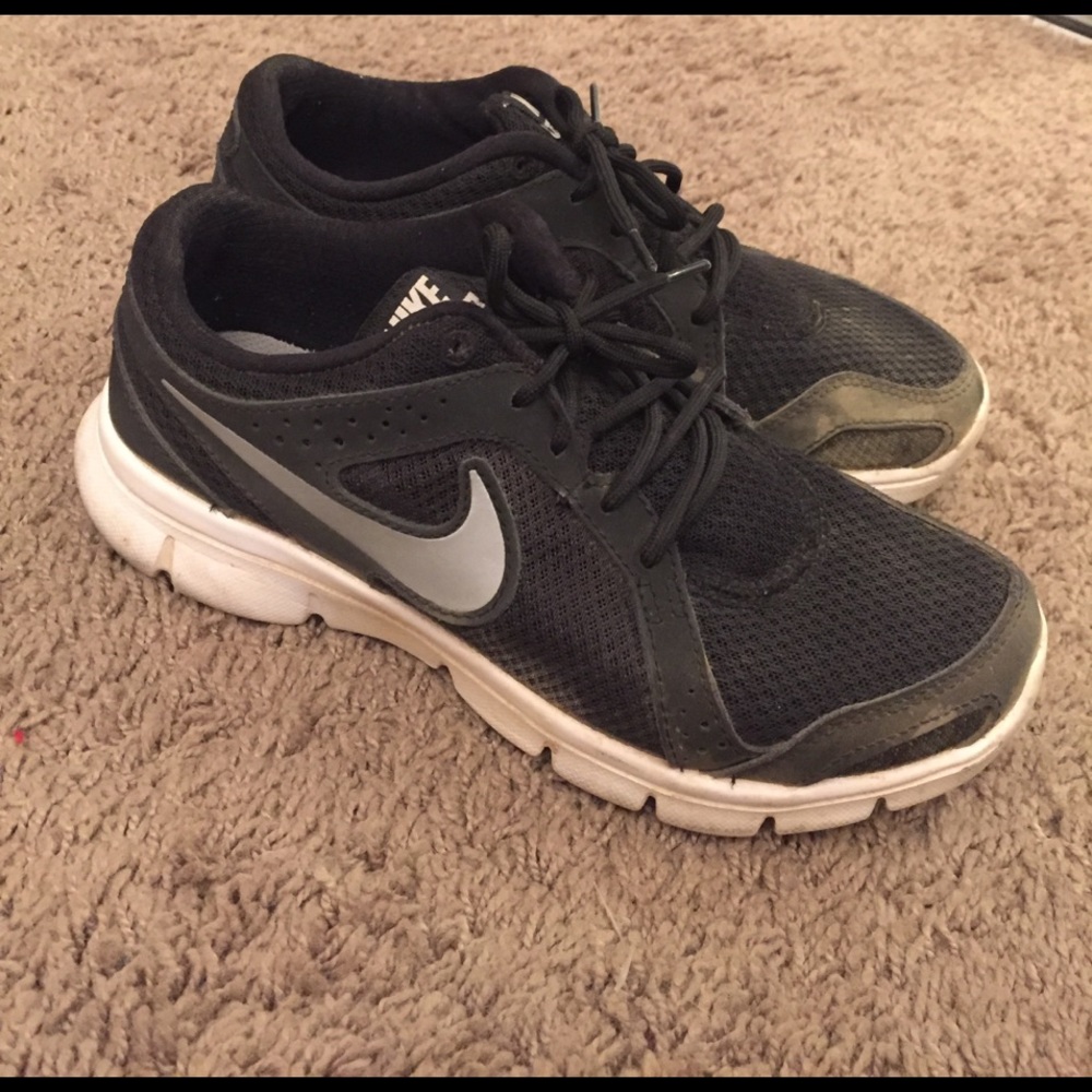 Nike black sneakers