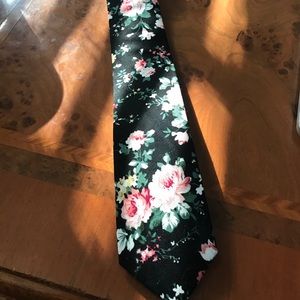 Black Floral Narrow Tie. New.