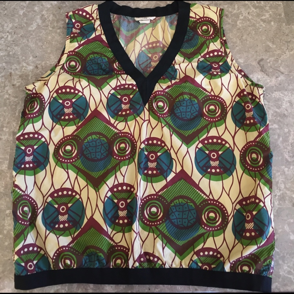 V neck sleeveless top.