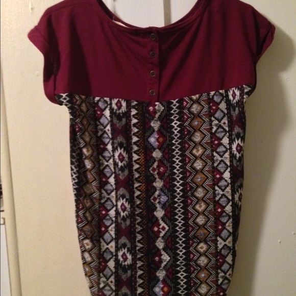 Aztec Pattern Button Sleeve Tee 😘😘 - Picture 3 of 6