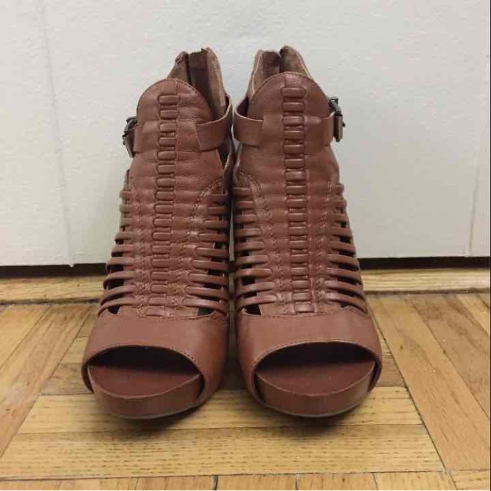 BCBGeneration brown heels 7.5