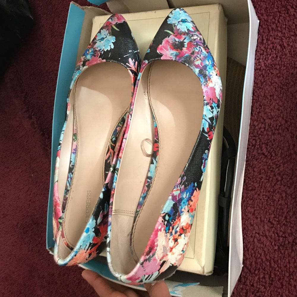 Express pointed toe floral flats