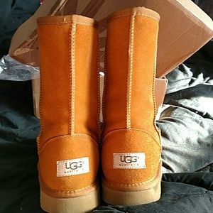 UGG CLASSIC SHORT SIZE 10