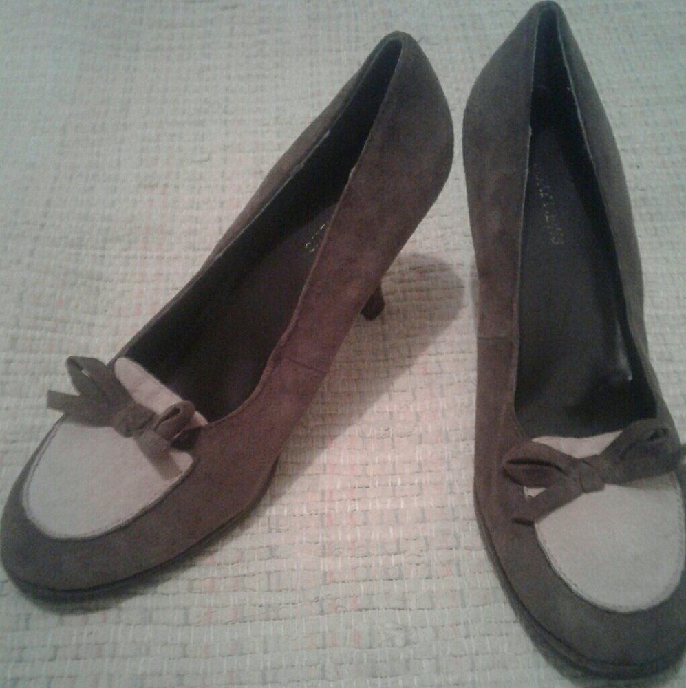 Chocolate and light pink suede kitten heels with bow