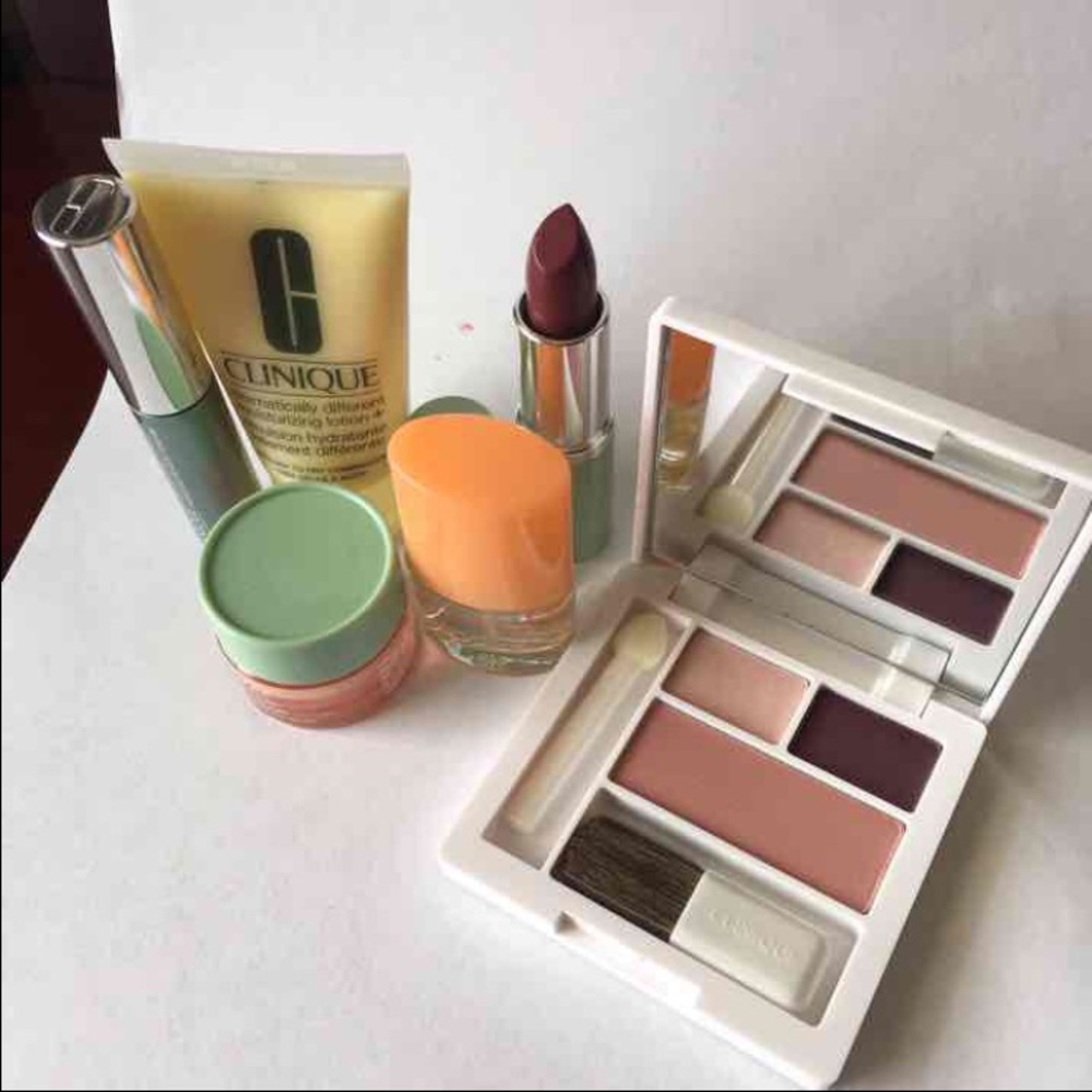 Clinique Gift Set - Picture 1 of 4