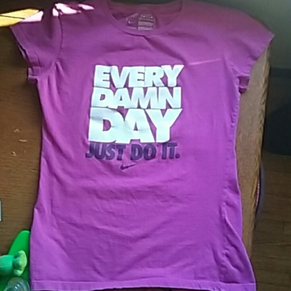 ❌SOLD ON M❌Nike TShirt - Picture 2 of 2