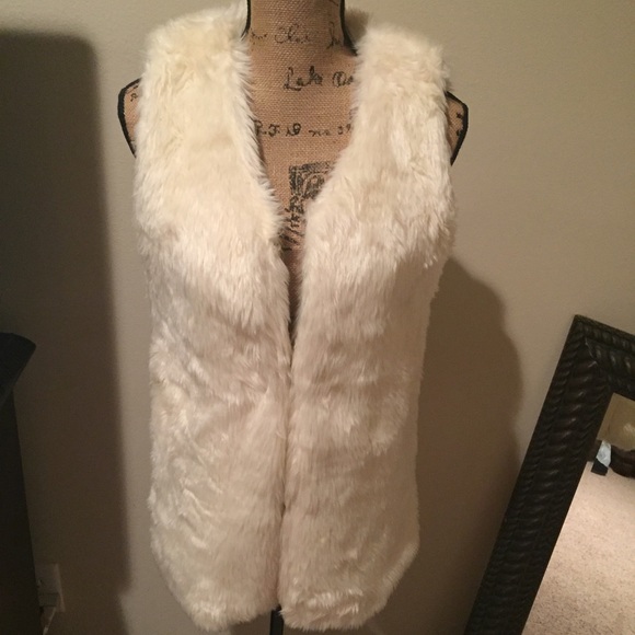 Beautiful Faux Fur Vest!❤️ - Picture 1 of 4