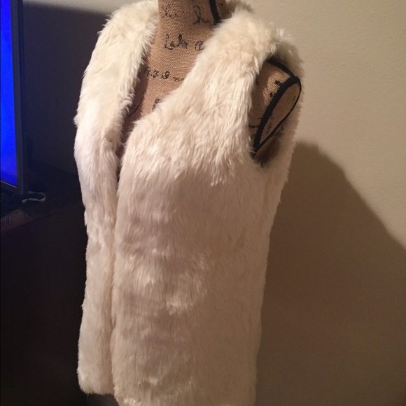 Beautiful Faux Fur Vest!❤️ - Picture 2 of 4