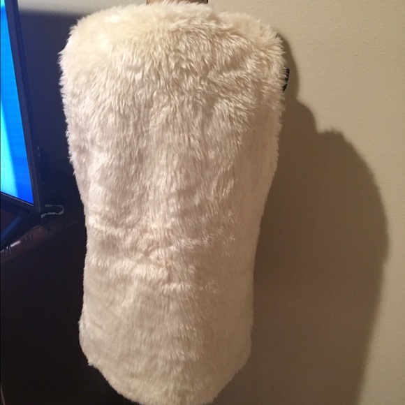 Beautiful Faux Fur Vest!❤️ - Picture 3 of 4
