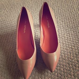 Tan via spiga pumps