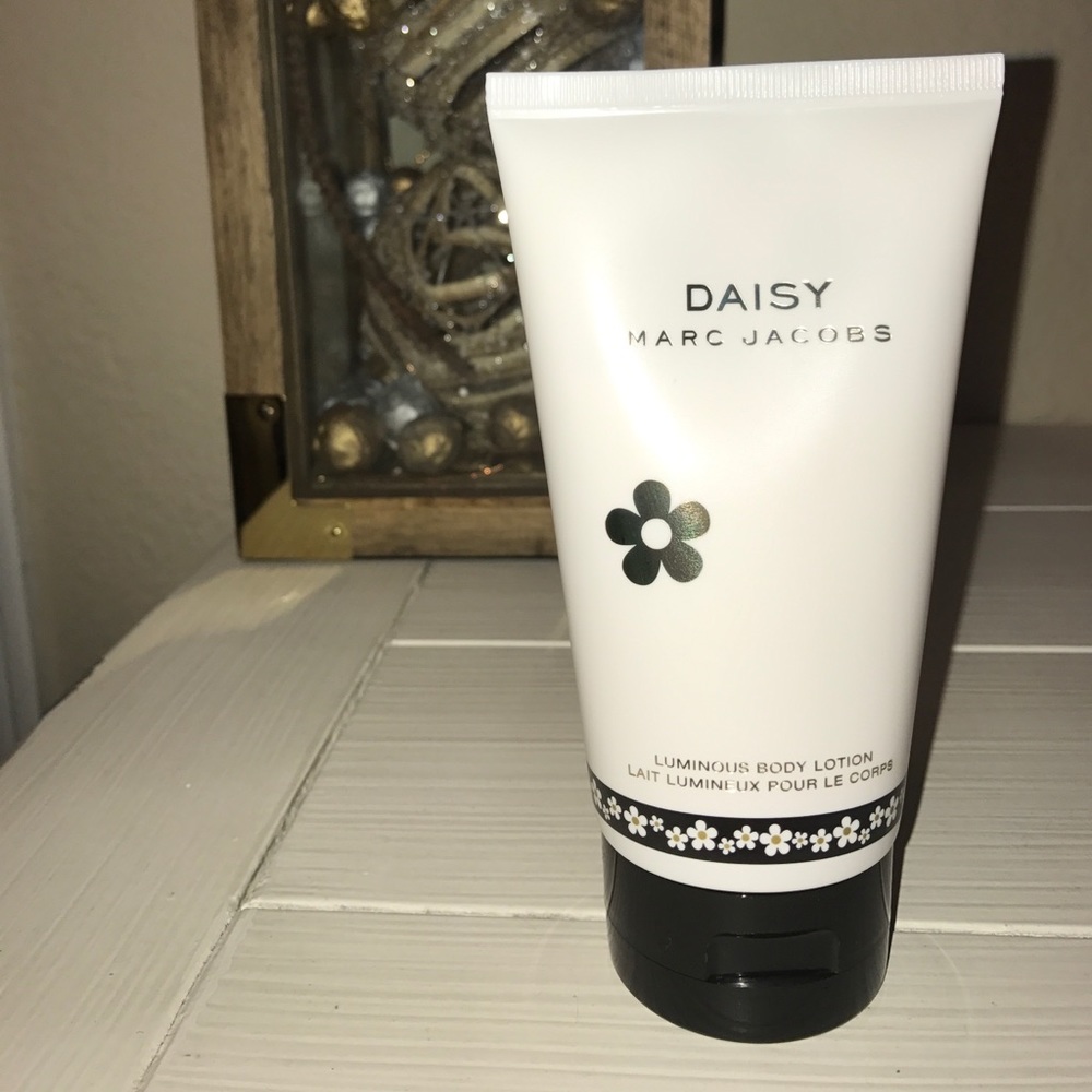 Marc jacobs daisy body lotion