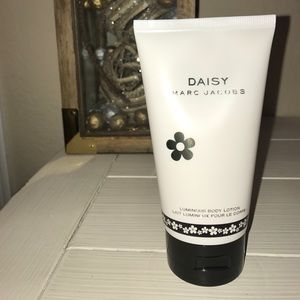 Marc jacobs daisy body lotion