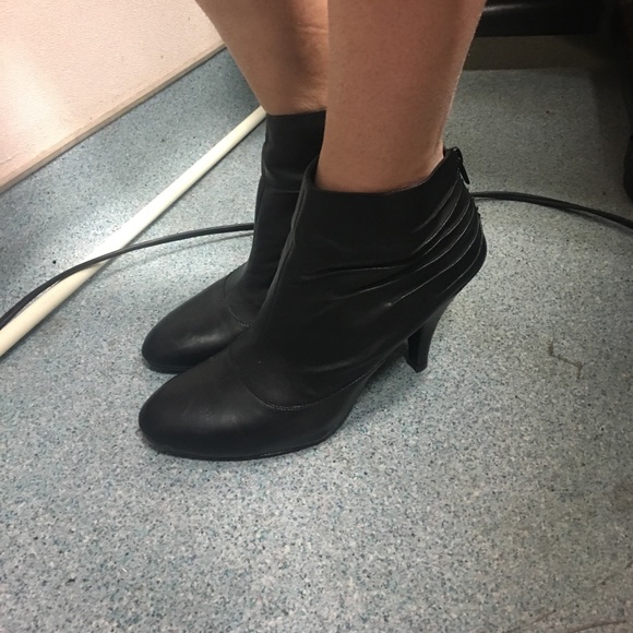 NINE WEST BLACK LEATHER ANKLE BOOTIE - Picture 1 of 3