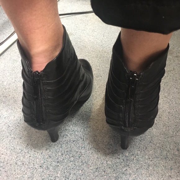 NINE WEST BLACK LEATHER ANKLE BOOTIE - Picture 2 of 3