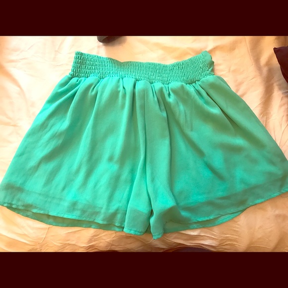High waist flowy shorts with tie bow - Picture 2 of 3