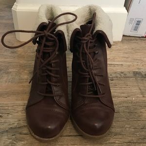 Brown booties with faux fur