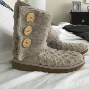 Cream knit uggs!