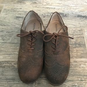 Brown wing tipped women's shoes