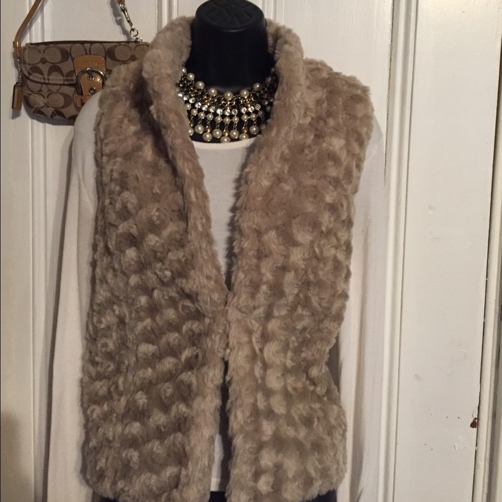 NWOT Elle Faux fur vest