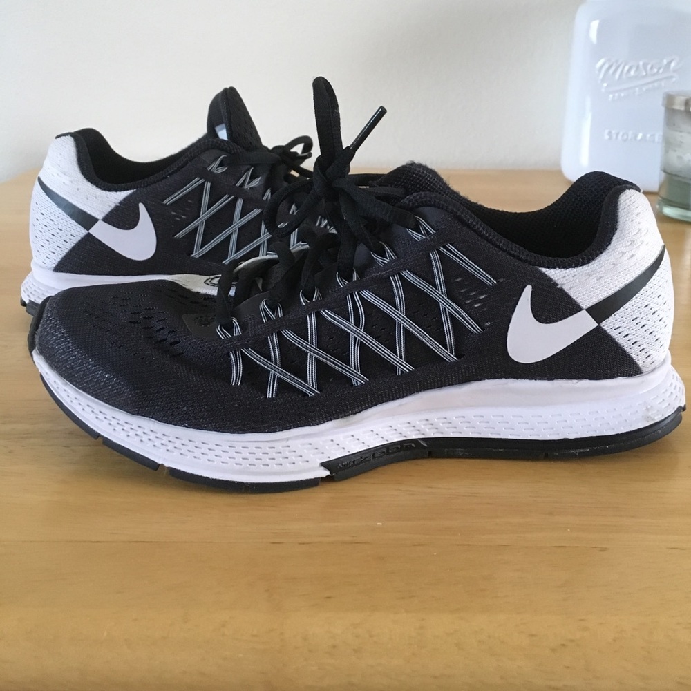 White and black Nike Zoom pegaguis!