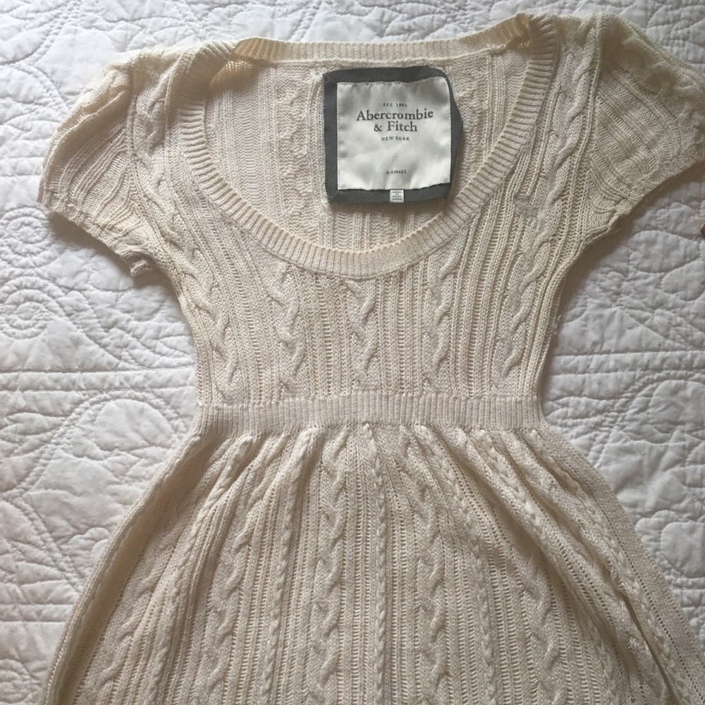 🚨Sold. Abercrombie & Fitch Cream Sweater