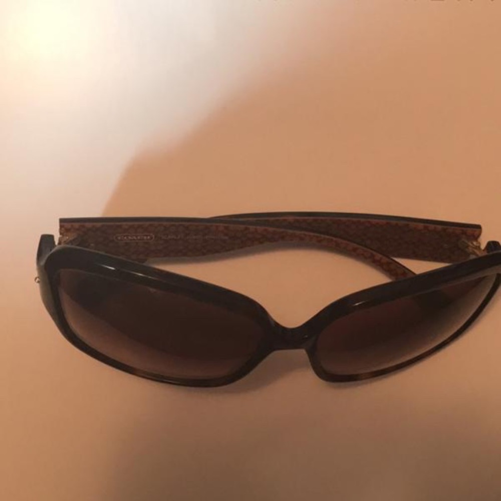 Tortoise design sunglasses with gold tone detail