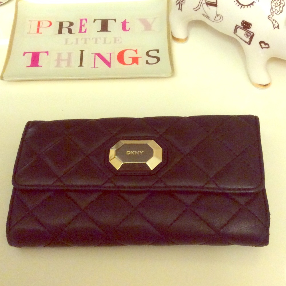 SOLD ✔️Gorgeous DKNY quilted wallet
