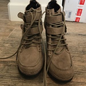 Brown boots, two straps, laces