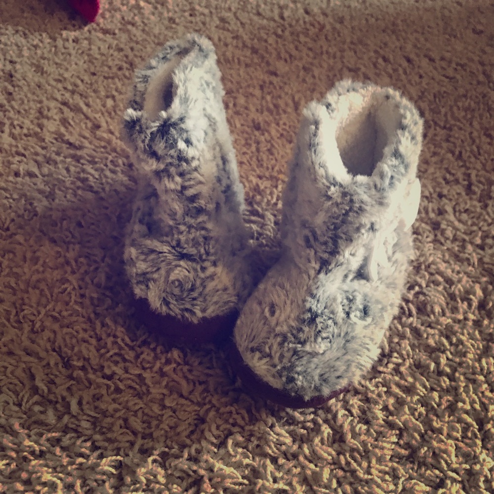 Grey fur toddler boots