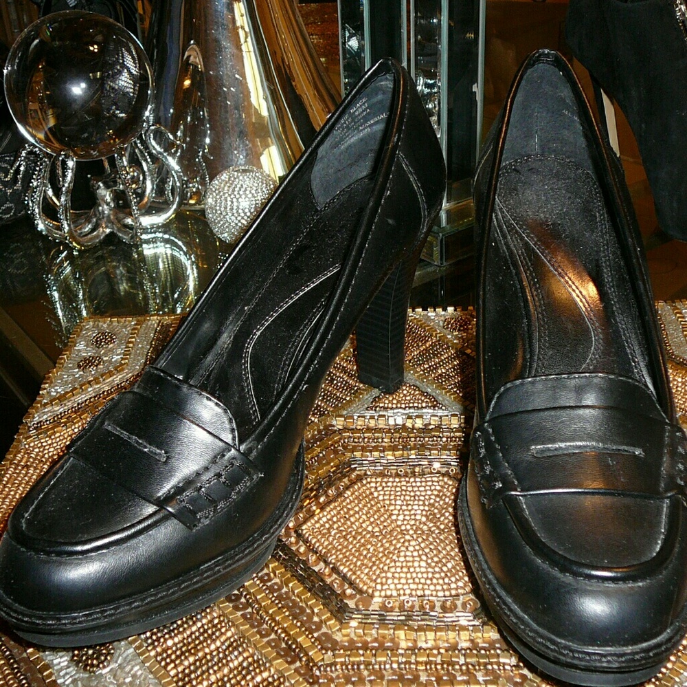 Simply Vera  Wang Black Loafer Platforms  9.5