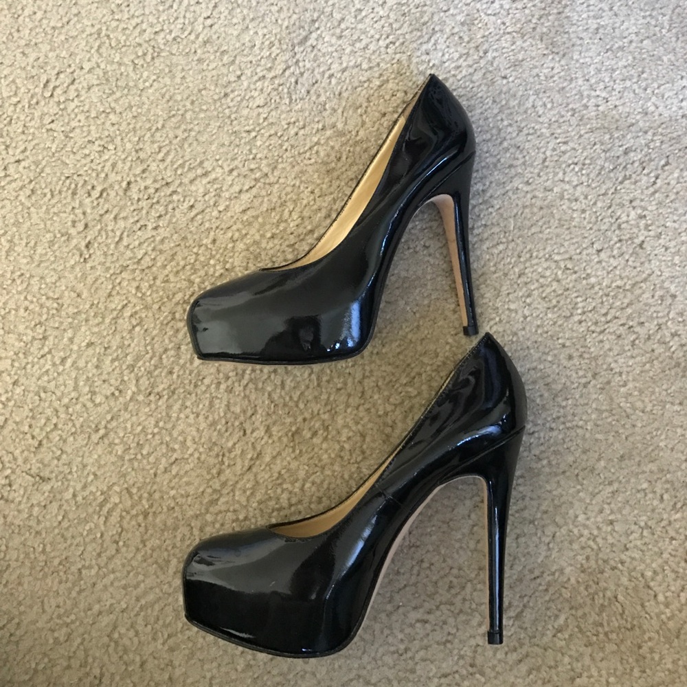 Black patent leather platform pumps