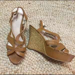 Liz Claiborne tan strappy wedge sandal 7.5