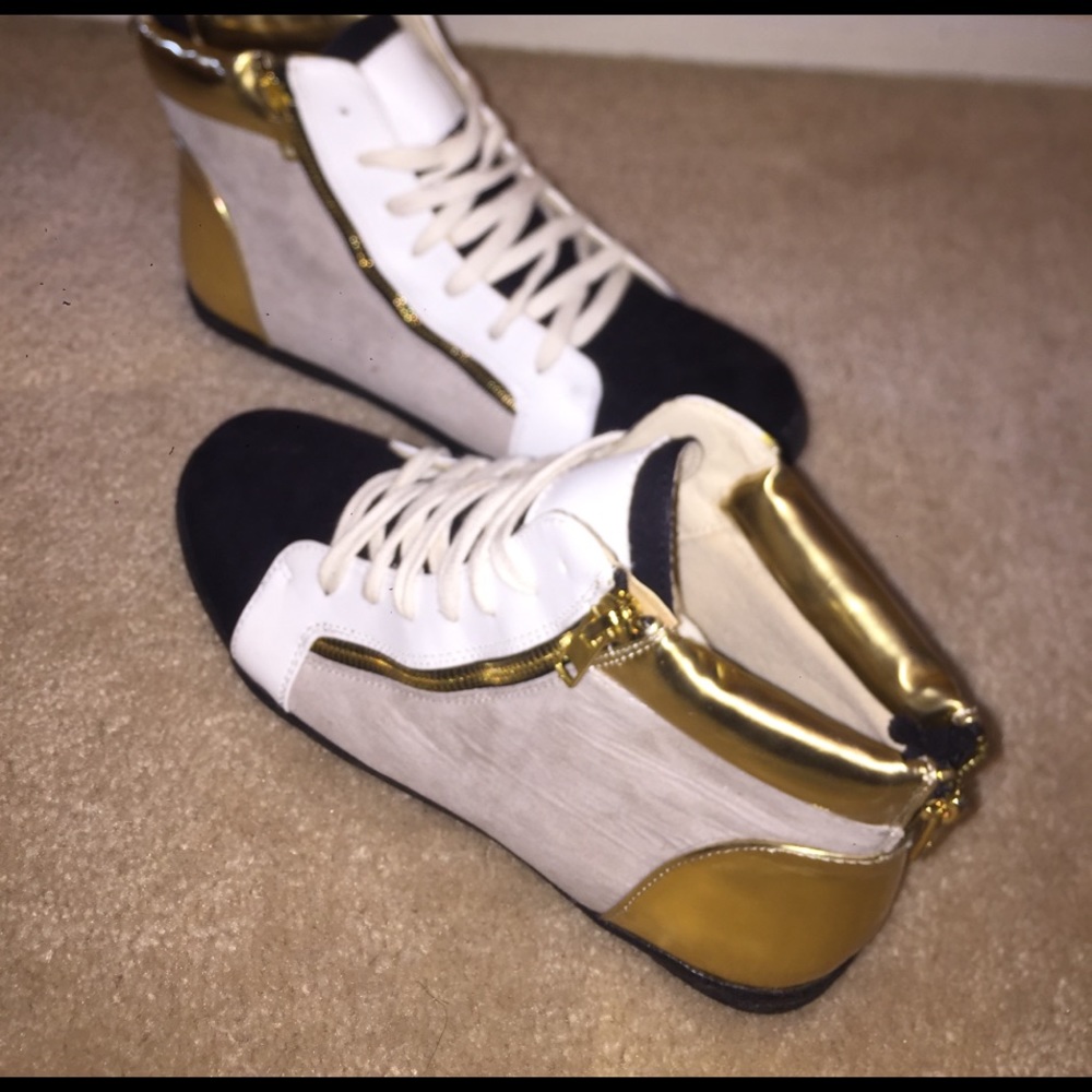 Gold high top sneakers! 💛size 9💛