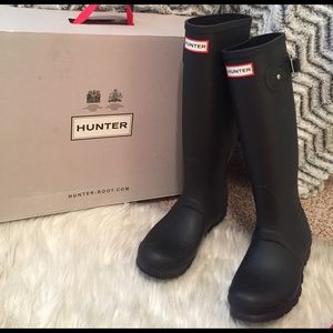 Matte black hunter rain boots size 6.5