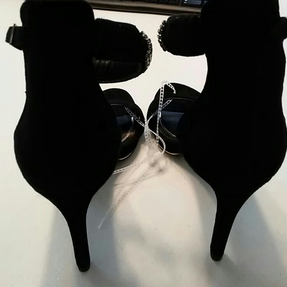Kenneth Cole New York
Shoes - Kenneth Cole BIEN blk Jewel ankle strap sz 10 Kenneth Cole New York
Shoes - Kenneth Cole BIEN blk Jewel ankle strap sz 10