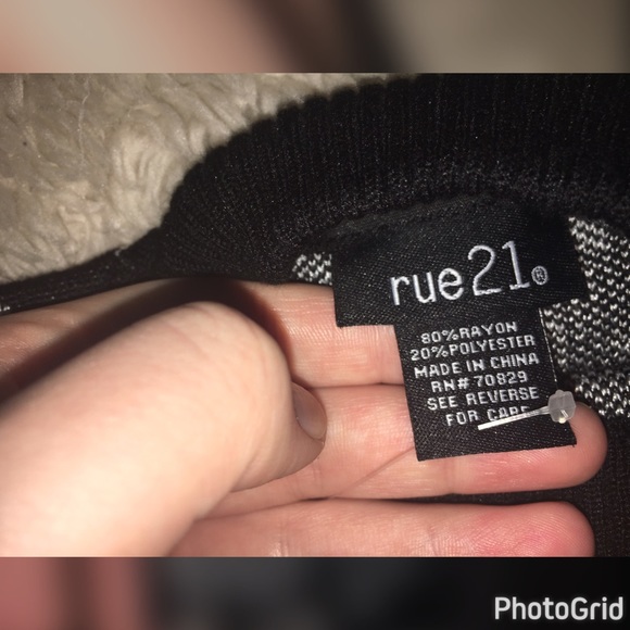 This is a crop top - Picture 2 of 3