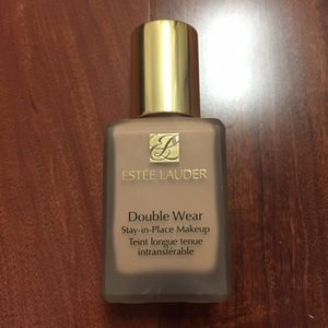 Estée Lauder Double Wear foundation 2C1 True Beige