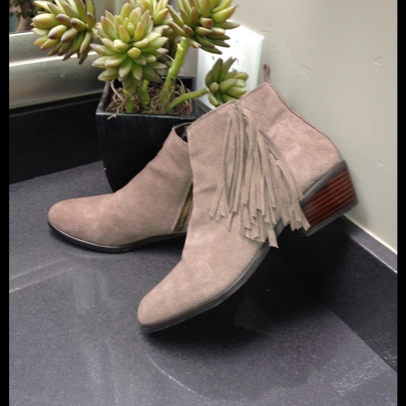 Steve Madden Shoes - ❤️👢Fringe suede Booties👢❤️