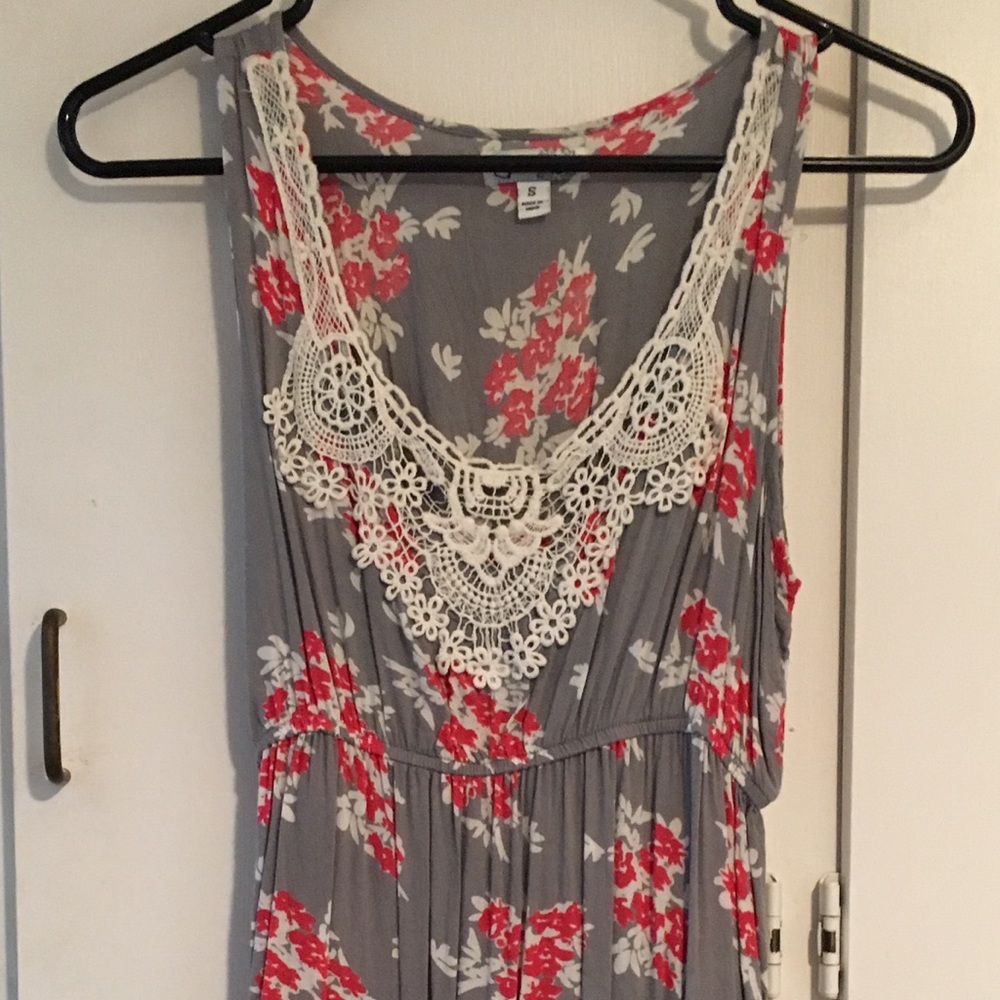 Super sweet Grey, white and red sundress