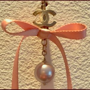 VINTAGE! Chanel Pearl ribbon earrings.