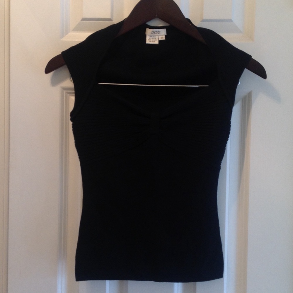 Sleek sleeveless silk Cache shirt