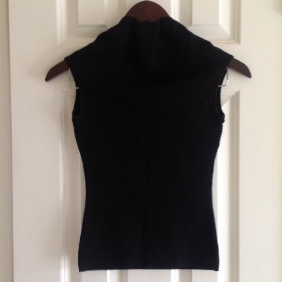 Sleek sleeveless silk Cache shirt - Picture 3 of 3
