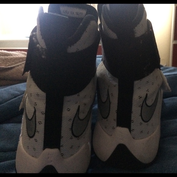 Athletic_Shoes