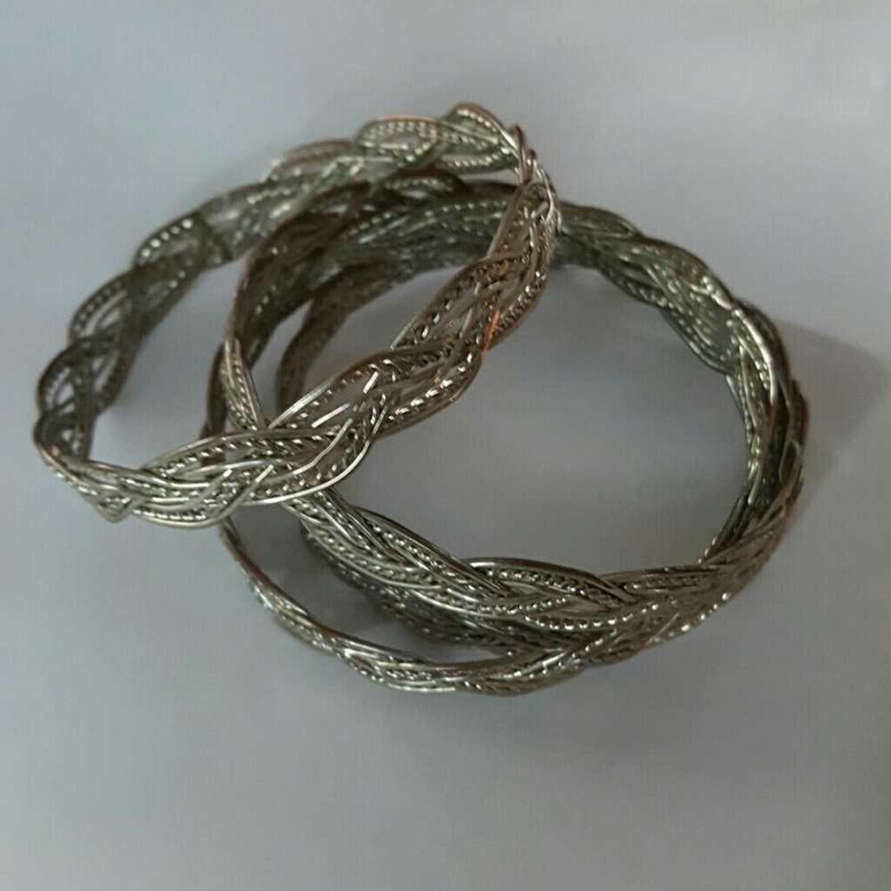 Set of 4 bangle bracelets silver  costume jewelry