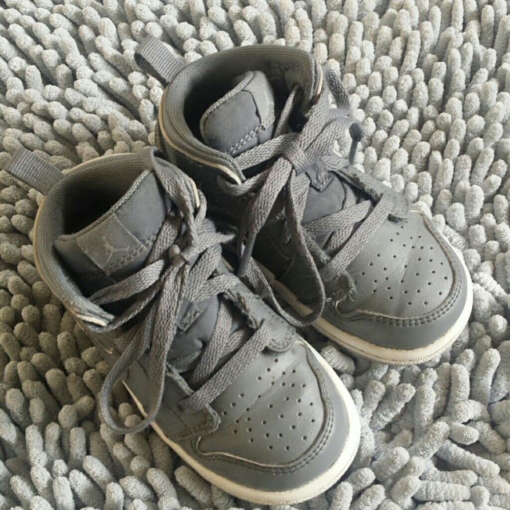 Grey jordans mid