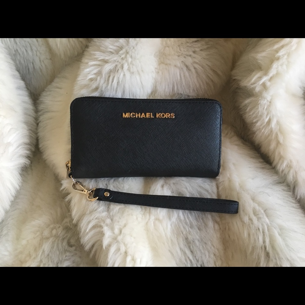 Michael kors jet set wristlet