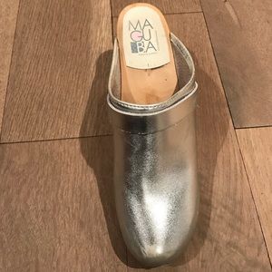 Maguba Metallic silver clog