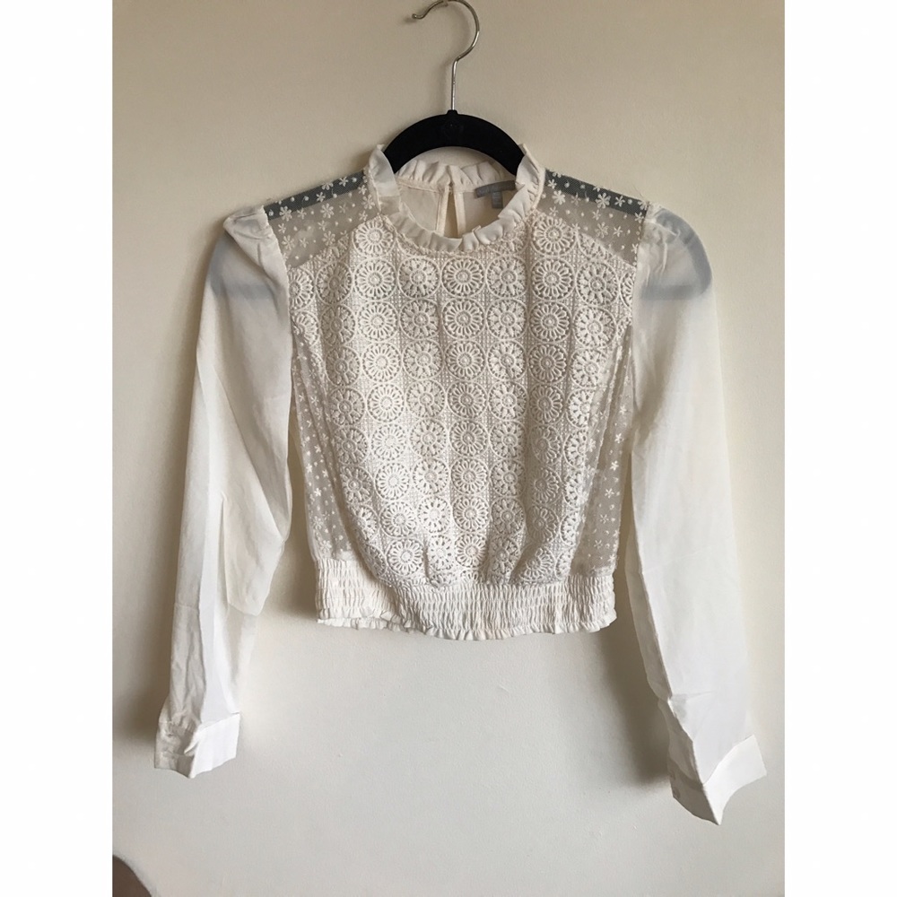 Cropped blouse with flower details