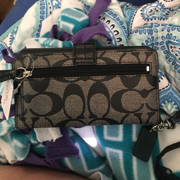 black coach wallet/wristlet - Picture 2 of 3